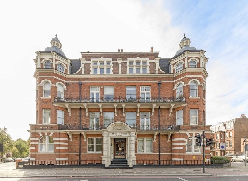 Flat Finchley Road in Greater London