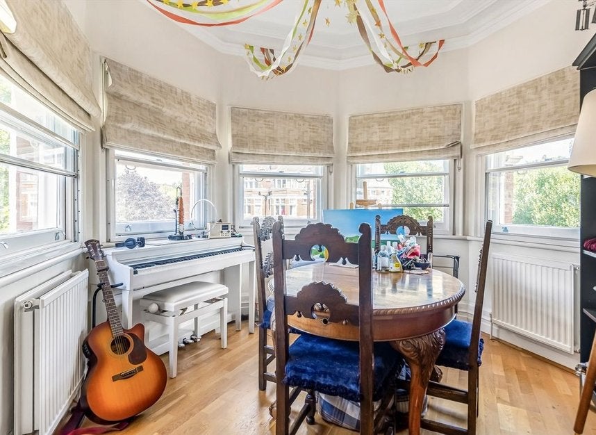 Flat Finchley Road in Greater London