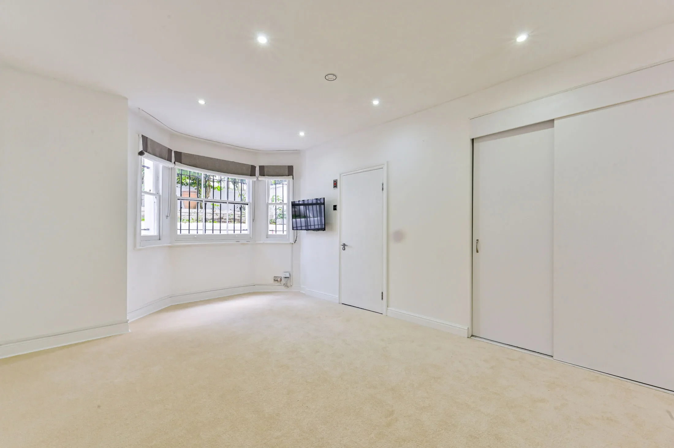 Flat Warwick Gardens in Greater London