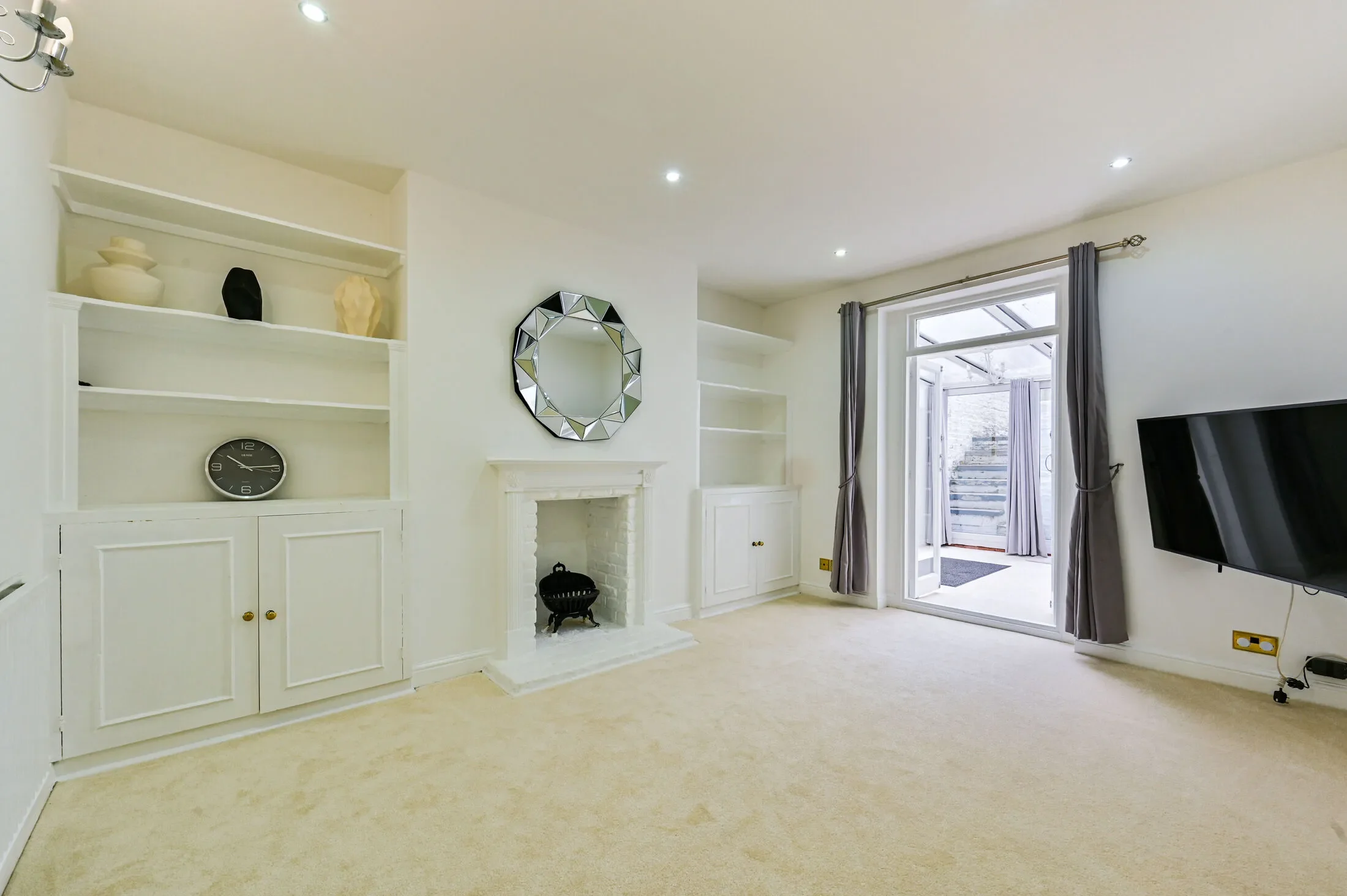 Flat Warwick Gardens in Greater London