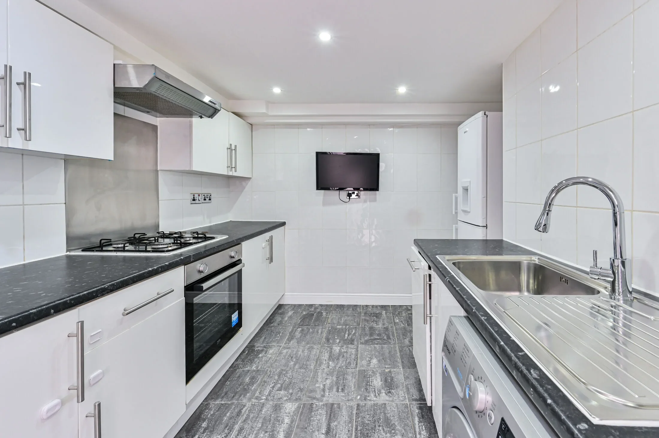 Flat Warwick Gardens in Greater London