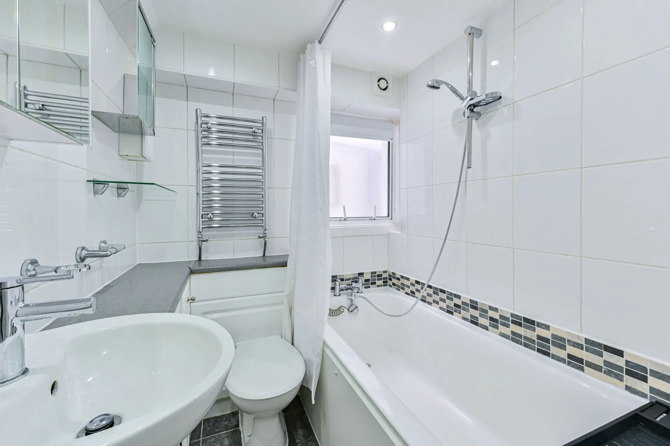 Flat Warwick Gardens in Greater London