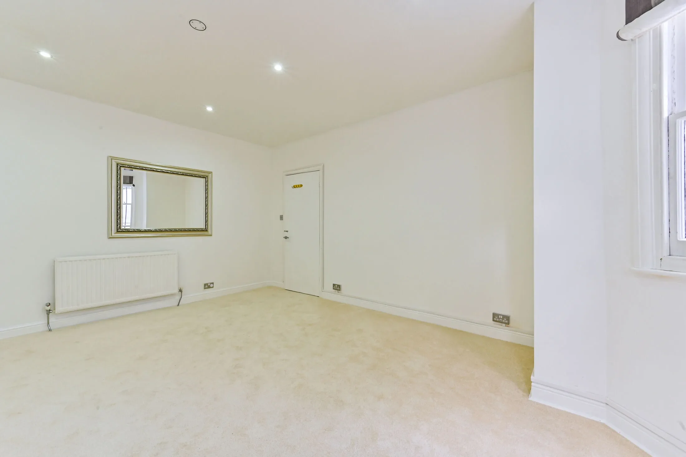 Flat Warwick Gardens in Greater London