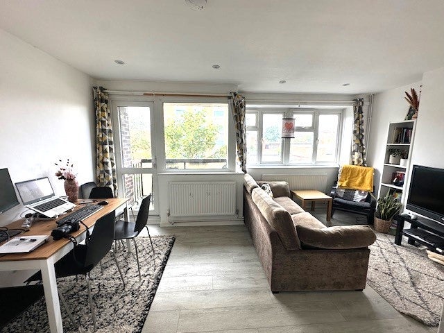 Flat Spenser Grove in Greater London