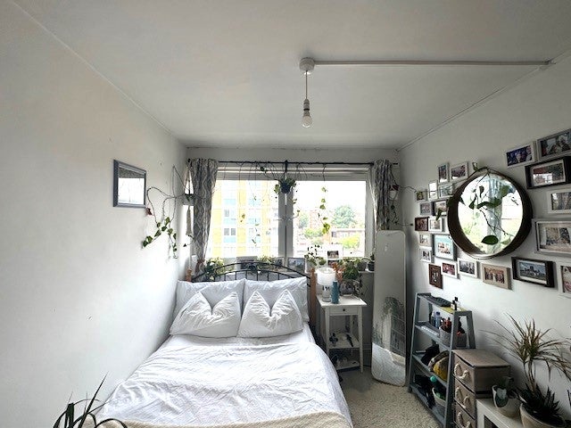 Flat Spenser Grove in Greater London