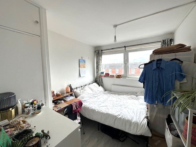 Flat Spenser Grove in Greater London