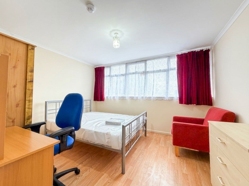 Flat Mayfield Close in London
