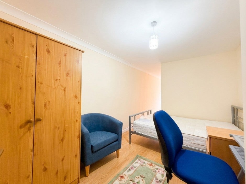 Flat Mayfield Close in London