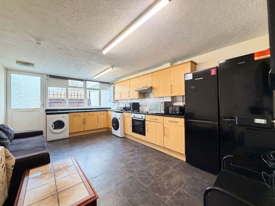 Flat Mayfield Close in London