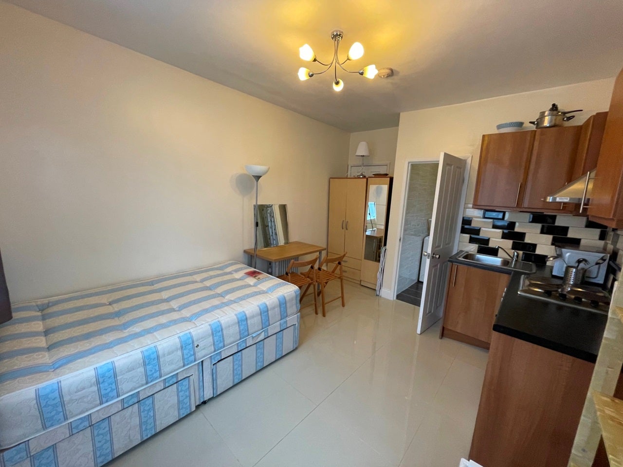 Flat Birkbeck Avenue in Greater London