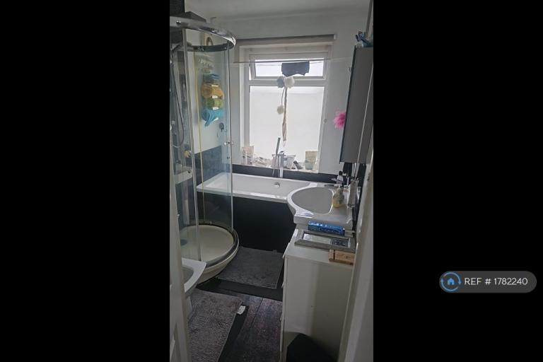 Room Upminster Road North in Greater London