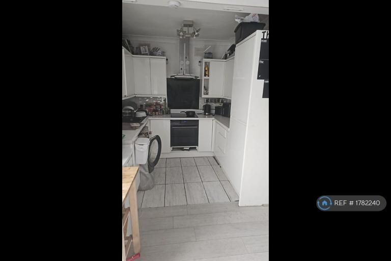 Room Upminster Road North in Greater London