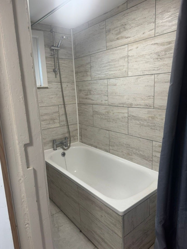 Room Hallswelle Road in Greater London