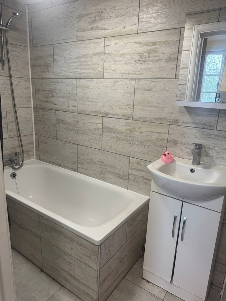 Room Hallswelle Road in Greater London
