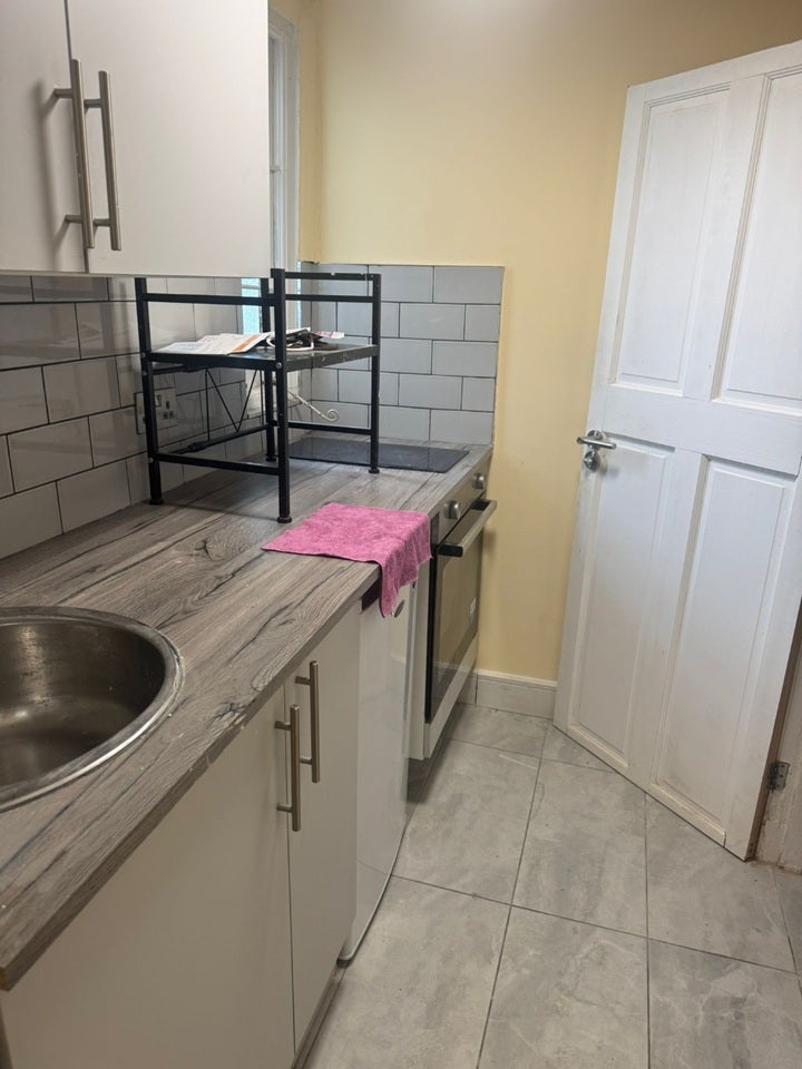 Room Hallswelle Road in Greater London