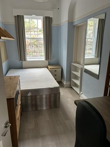 Room Gloucester Road in Bristol