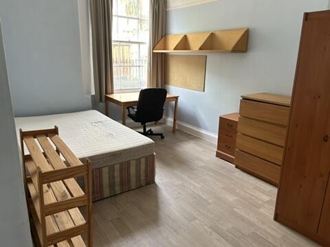 Room Gloucester Road in Bristol