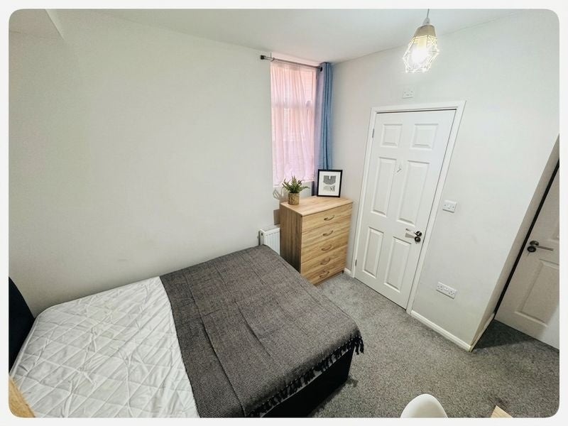 Room Newcombe Road in Southampton