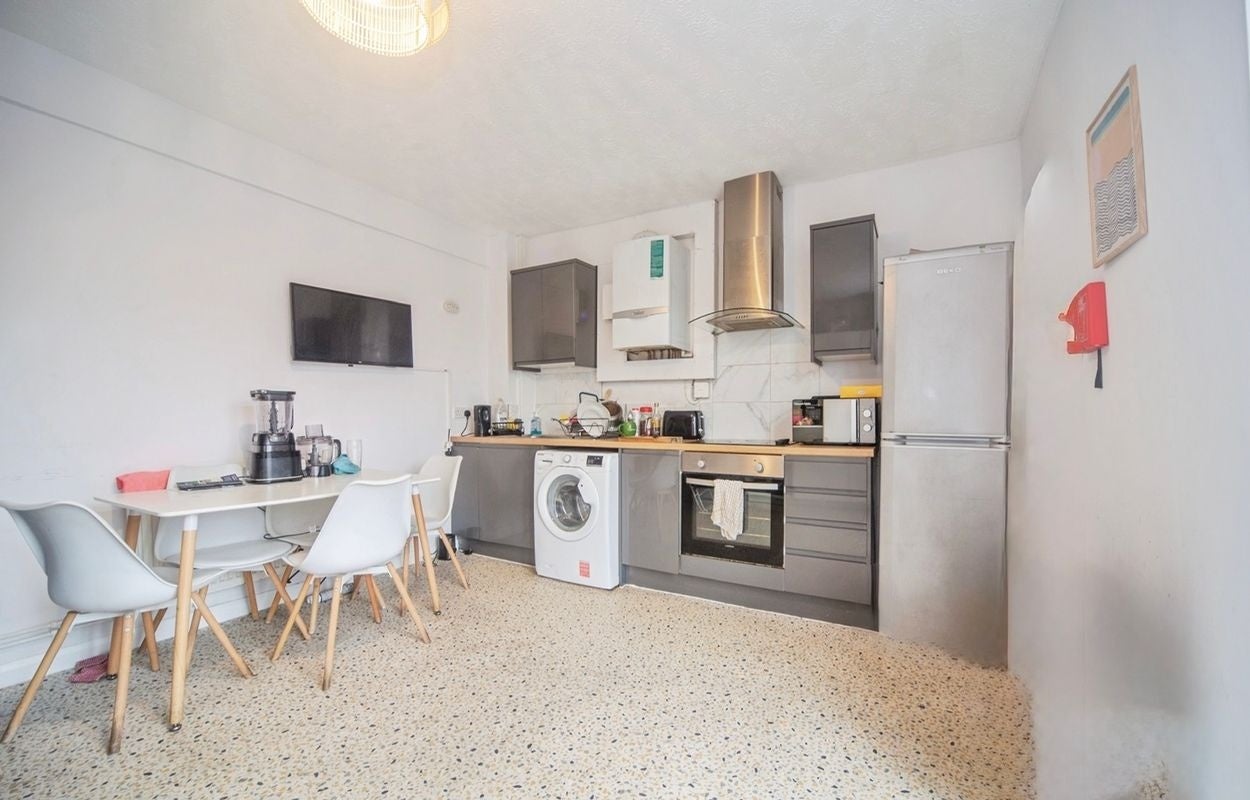 Room Newcombe Road in Southampton
