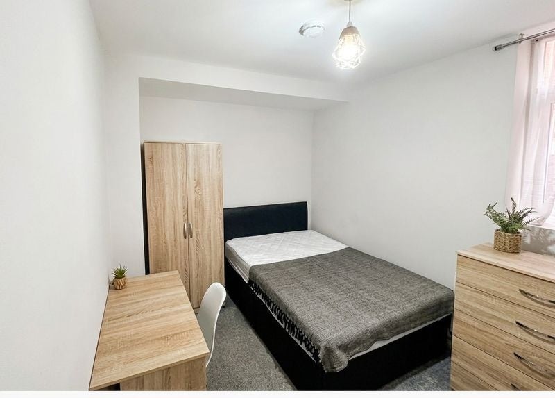 Room Newcombe Road in Southampton