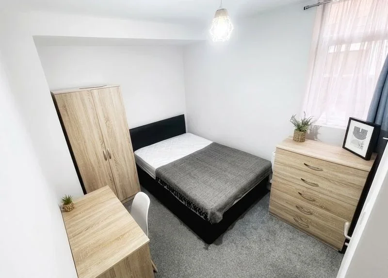 Room Newcombe Road in Southampton