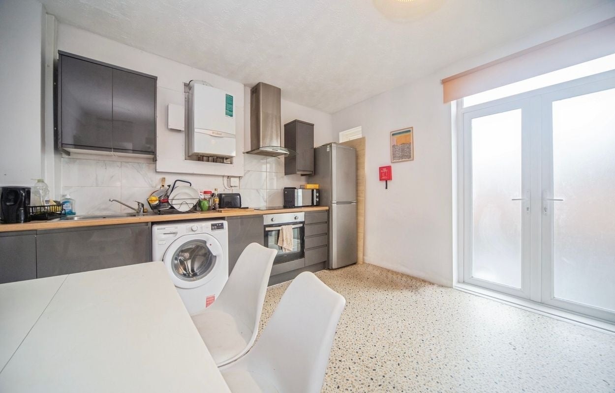 Room Newcombe Road in Southampton