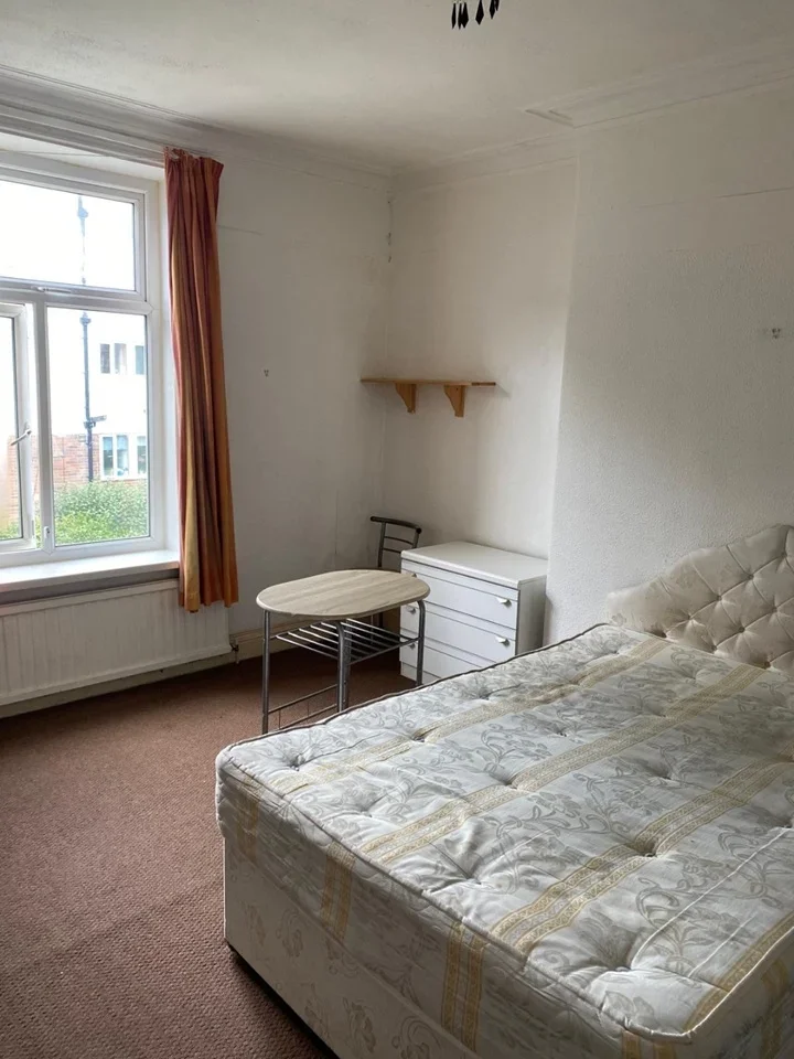 Room Wellington Crescent in Bradford