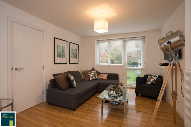 Flat Oak Way in Greater London