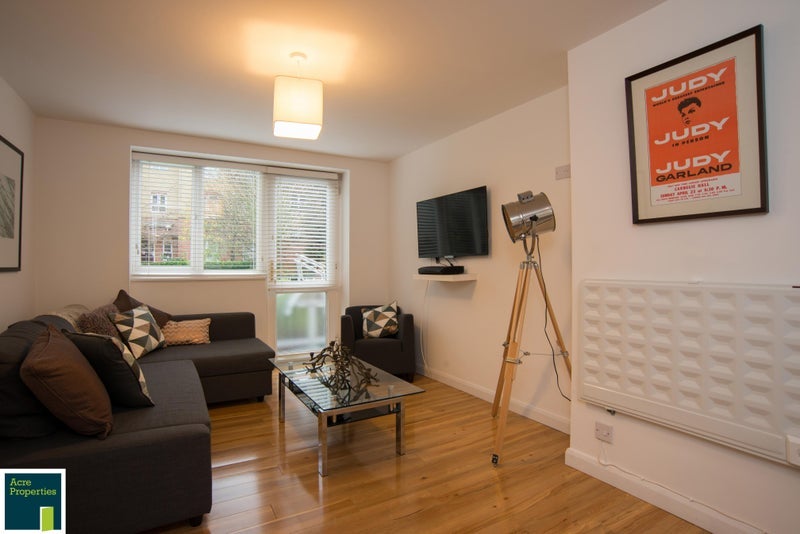 Flat Oak Way in Greater London