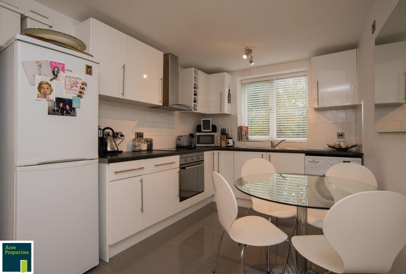 Flat Oak Way in Greater London