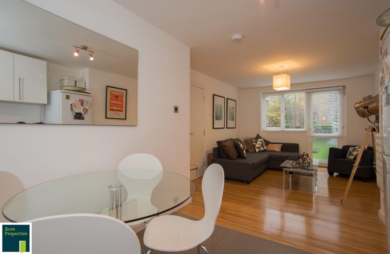 Flat Oak Way in Greater London