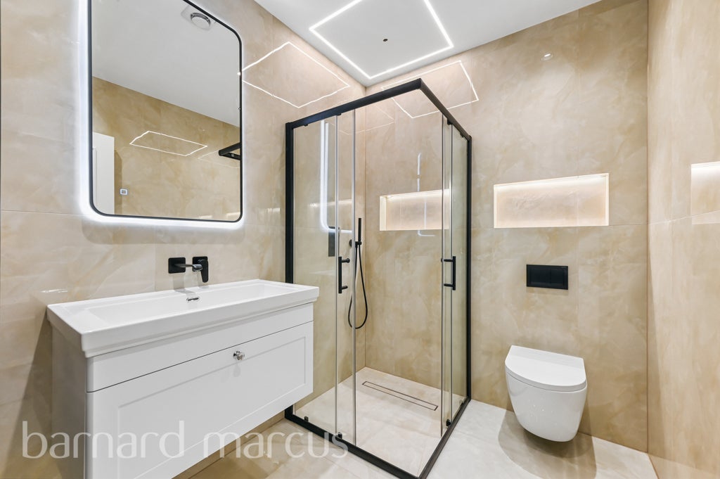 Flat Hazelwood Avenue in Greater London