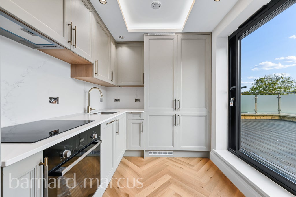 Flat Hazelwood Avenue in Greater London