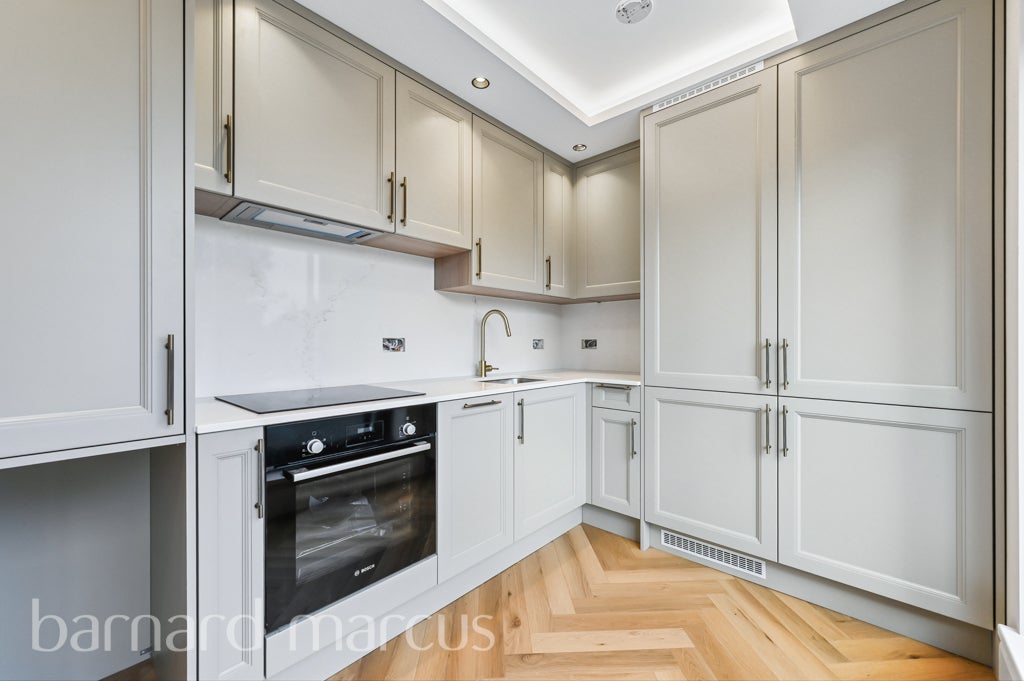 Flat Hazelwood Avenue in Greater London