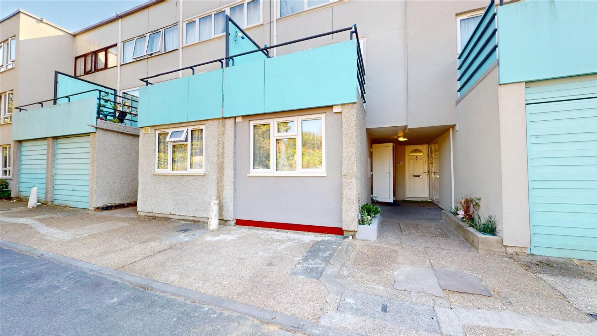 Flat Monmouth Close in Greater London