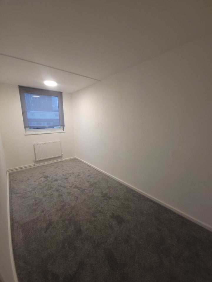 Flat Harrow Lane in Greater London