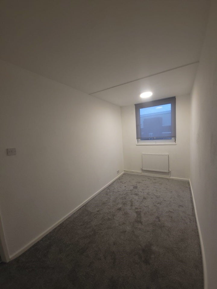 Flat Harrow Lane in Greater London