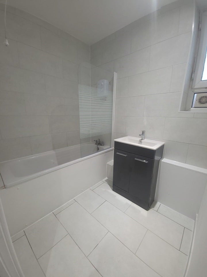 Flat Harrow Lane in Greater London