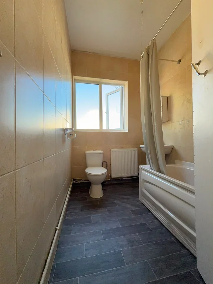 Room Burges Road in Greater London