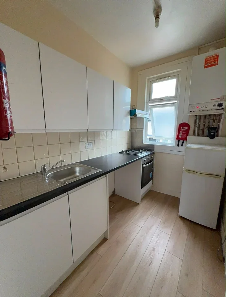 Room Burges Road in Greater London