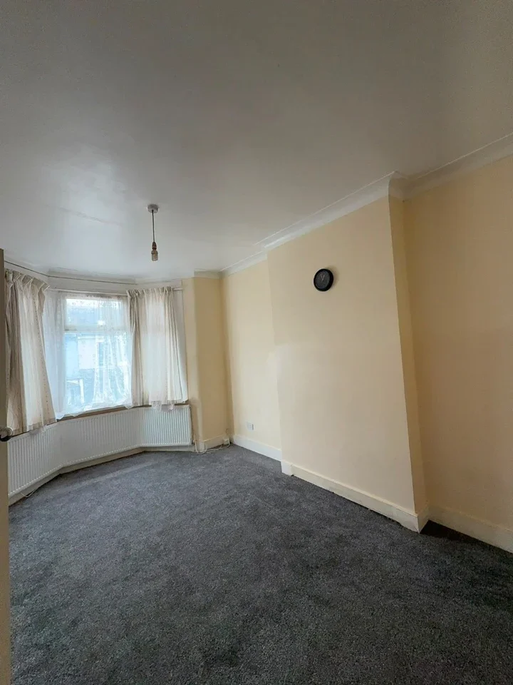 Room Burges Road in Greater London