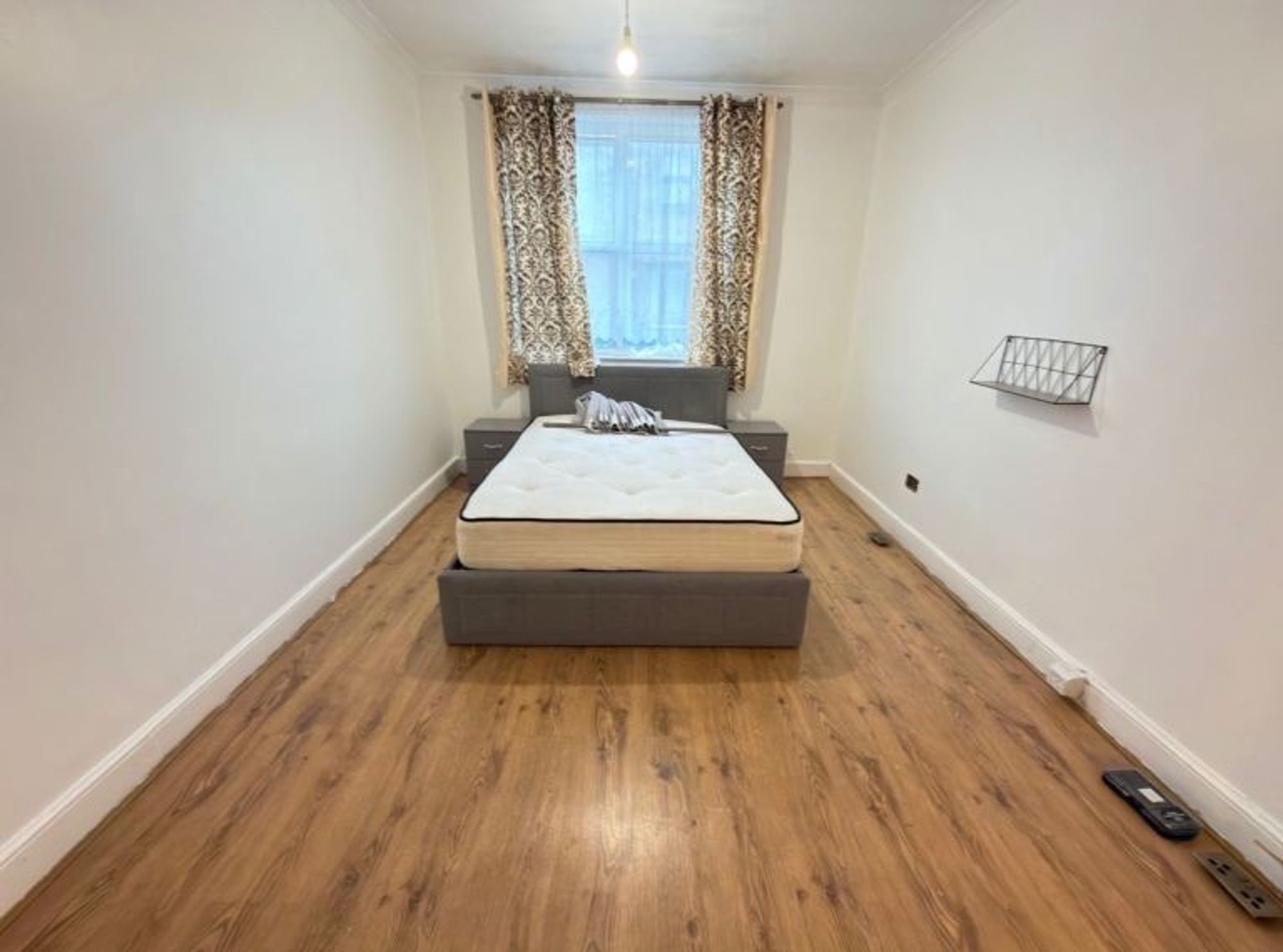 Flat Regal Row in Greater London