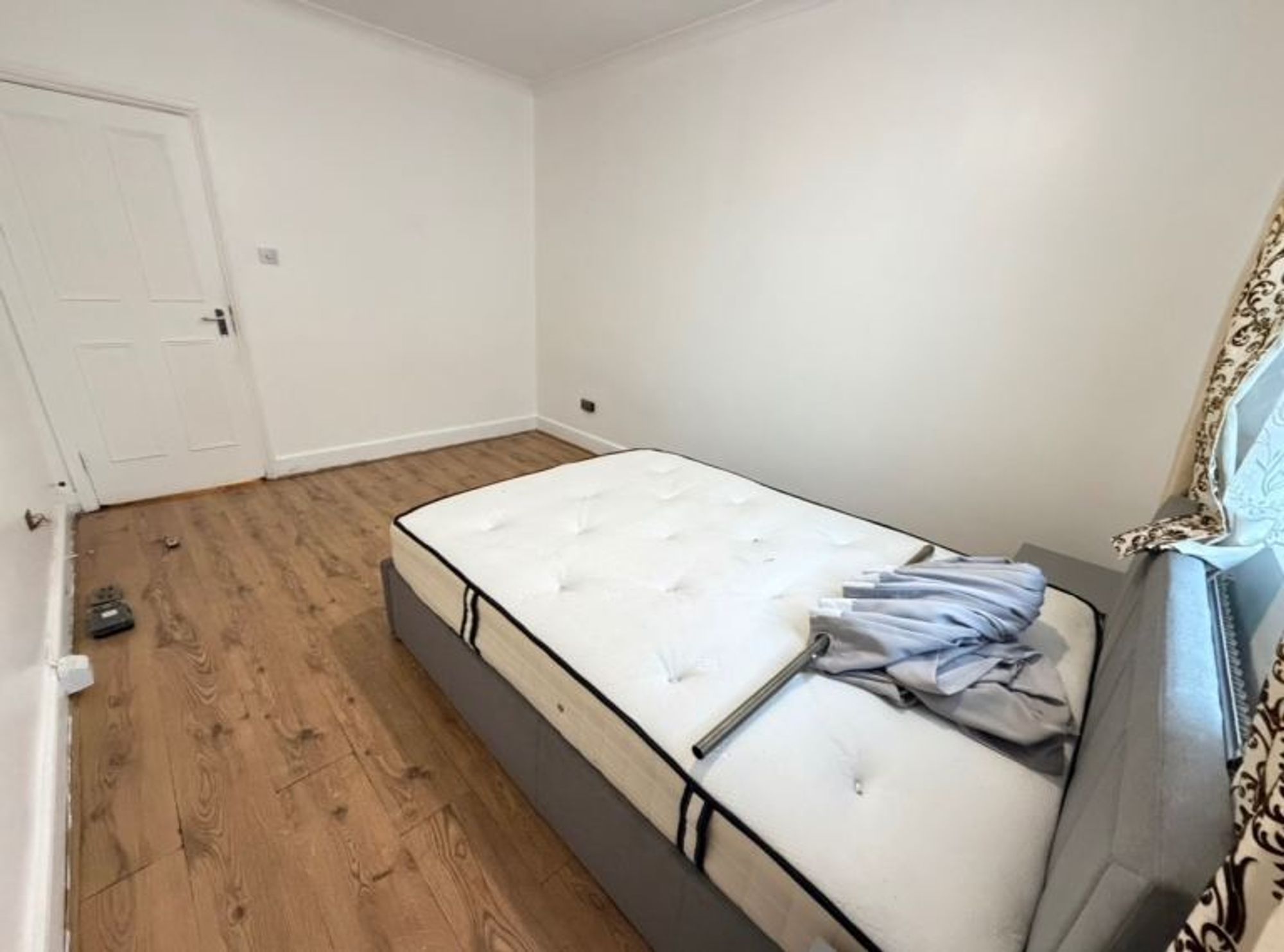 Flat Regal Row in Greater London