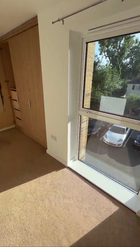 Flat Meadowcourt Road in Greater London