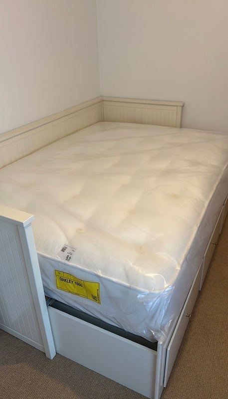 Flat Meadowcourt Road in Greater London