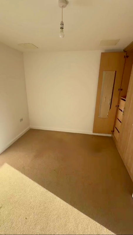 Flat Meadowcourt Road in Greater London