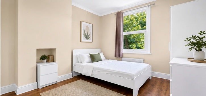 Room Manor Road in Greater London