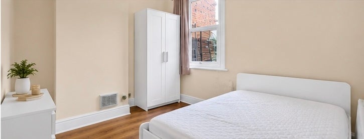 Room Manor Road in Greater London