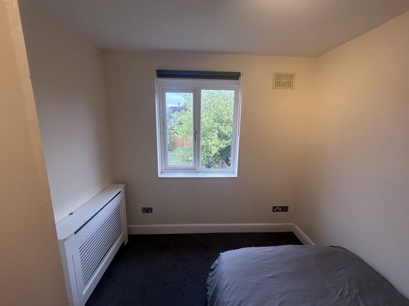 Room Highfield Road in Greater London
