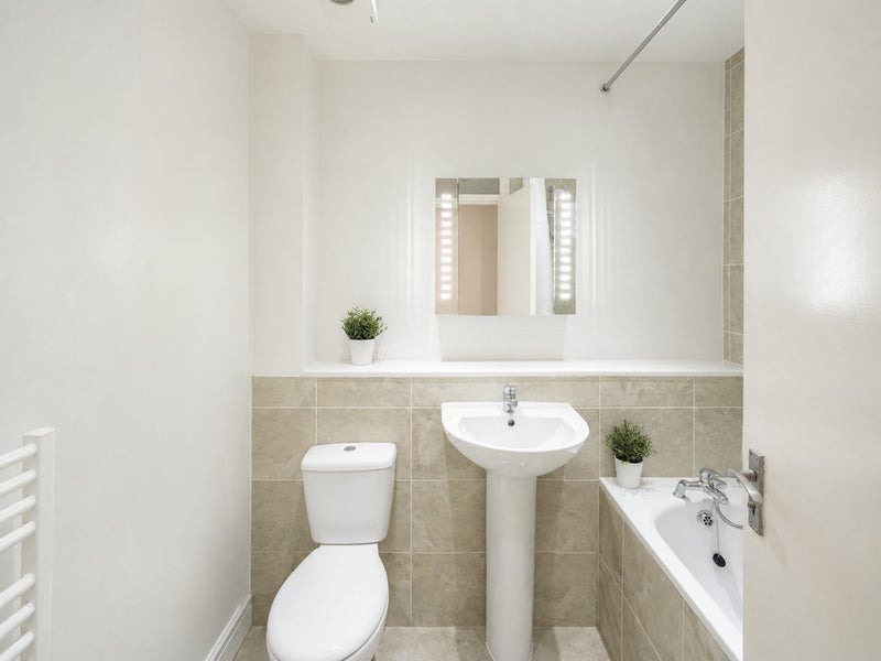 Flat Fountain Drive in Greater London